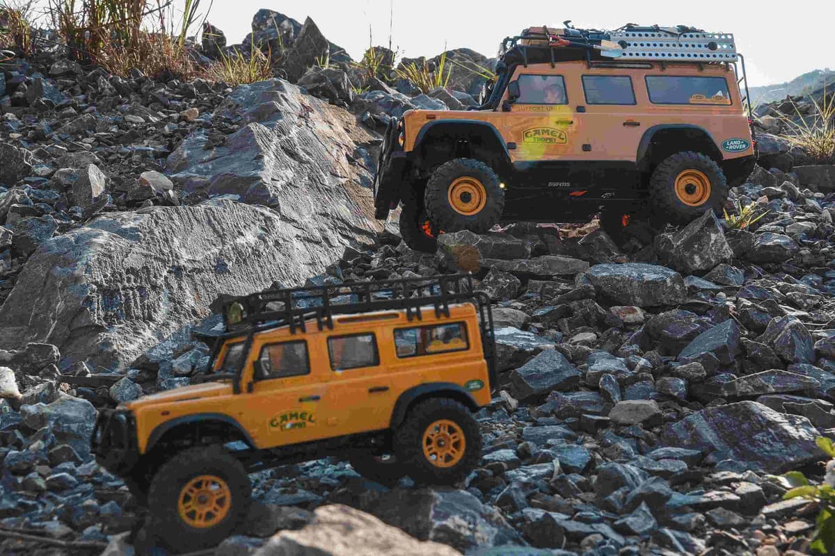 FMS 1:10 FCX10 Land Rover Defender RS Yellow 11