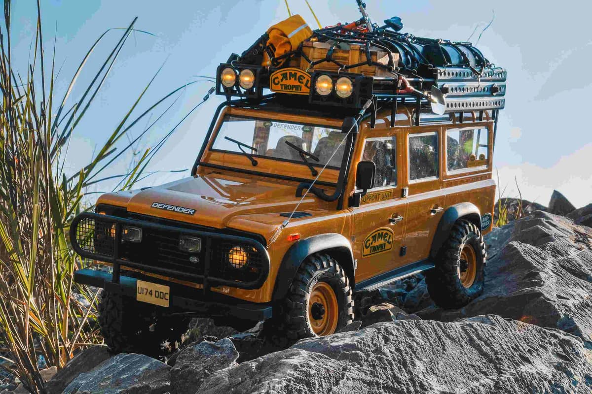 FMS 1:10 FCX10 Land Rover Defender RS Yellow 10